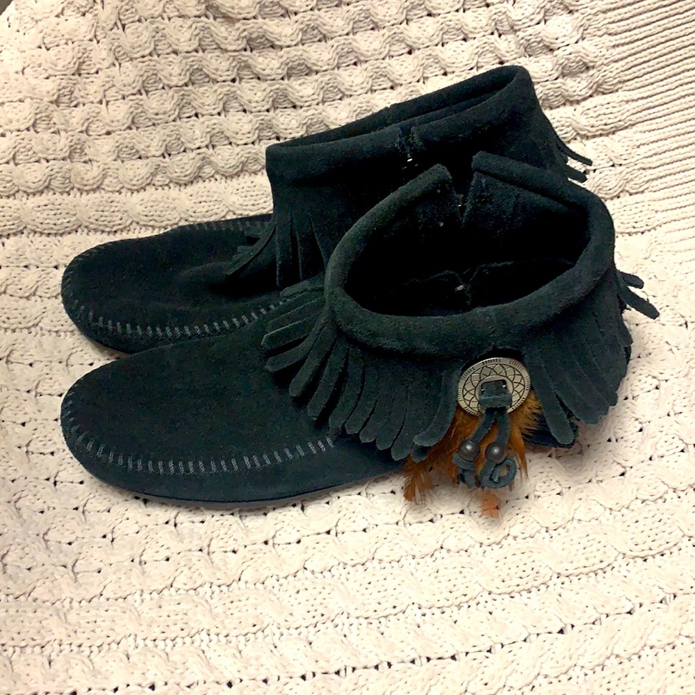 {Minnetonka} Concho Feather Boot
